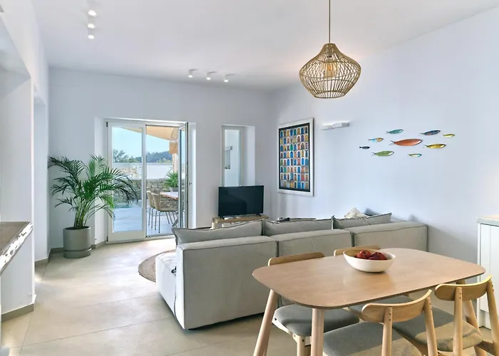 Private Luxury Scarlet Beachfront Villa, Molos, Paros ヴィラ